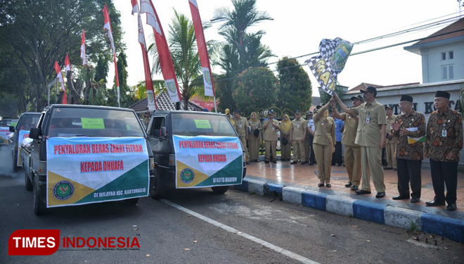 Wali Kota Madiun Maidi memberangkatkan kendaraan penyalur zakat fitrah dari BAZNAS Kota Madiun. (FOTO: Diskominfo Kota Madiun/TIMESIndonesia)