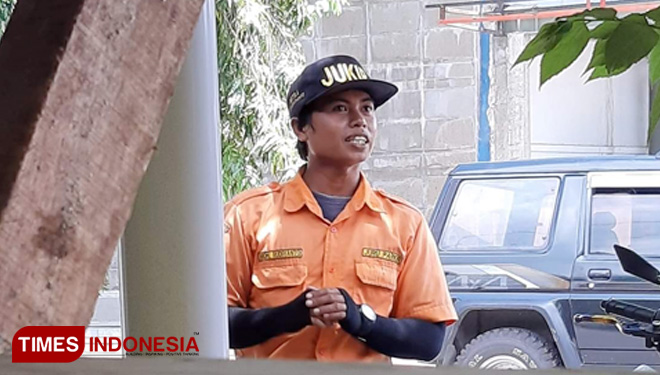 Moh Rudiyanto, Juru Parkir di Situbondo yang mendapat Pujian dari Warganet (foto: Uday/TIMES Indonesia) 