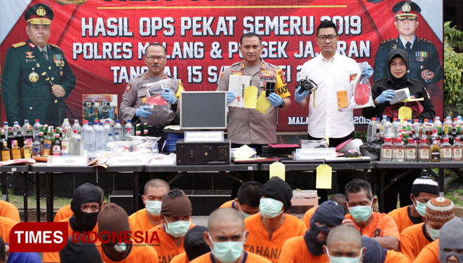 Kapolres Malang AKBP Yade Setiawan Ujung saat melakukan pers rilis hasil Operasi Pekat Semeru 2019. (Foto : Humas Polres Malang for TIMES Indonesia)