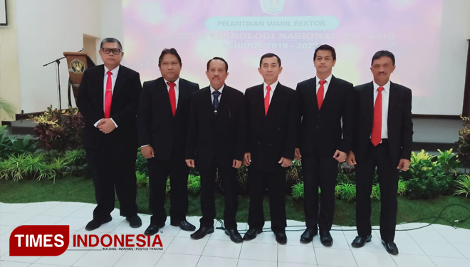 Rektor ITN Malang Dr Kustamar (Tiga dari kanan) bersama dengan Wakil Rektor ITN Malang. (Foto: Imadudin M/Times Indonesia)