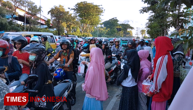 Siswa, guru, dan komite SD Khadijah Surabaya gelar takjil bersama penegendara di Jalan Ahmad Yani, 24/5/2019. (FOTO: AJP/TIMES Indonesia)