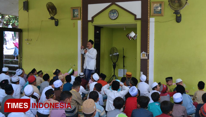 Siswa SD khadijah 3 Surabaya tengah mengikuti kajian agama di masjid sekolah dalam rangkaian Pondok Ramadhan 2019.