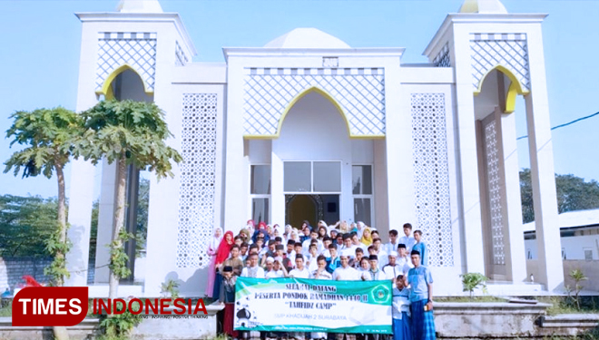 Peserta tahfidz camp SMP Khadijah 2 Surabaya di Pondok Pesantren Dirosatul Qur'an, Krian, Sidoarjo. (FOTO: AJP/TIMES Indonesia)