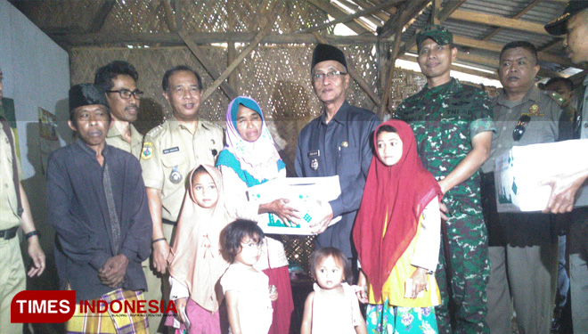 Bupati Bondowoso Drs KH Salwa Arifin saat memberikan santuan kepad empat anak yatim bersaudara di Desa Gubrih (FOTO: Moh Bahri/TIMES Indonesia) 