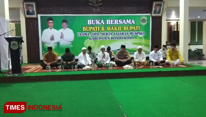 Bupati Bondowoso Drs KH Salwa Arifin (pegang mikrofon) saat memberikan sambutan dalam acara buka bersama (FOTO: Moh Bahri/TIMES Indonesia) 