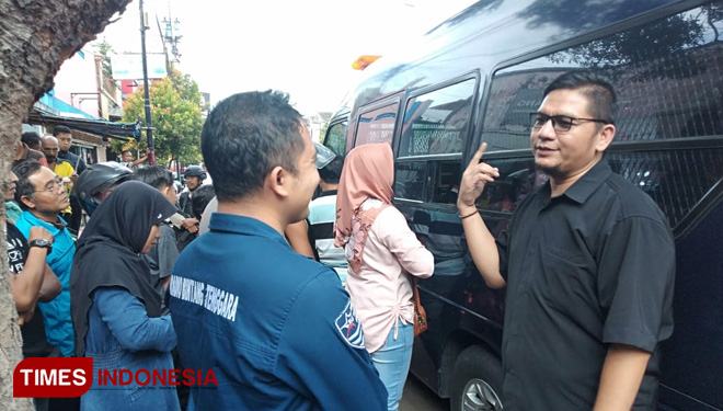 Petugas BI Jember menjelaskan kepada masyarakat yang hendak tukar uang (FOTO: Rizki Alfian/TIMES Indonesia)