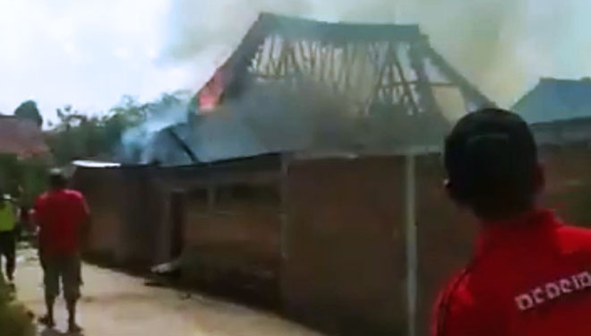 Kondisi rumah milik Eli Sutikno, warga Dusun Kambangan, Desa Lamongrejo, Kecamatan Ngimbang, Lamongan setelah dilalap api, Senin (27/5/2019). (FOTO: Istimewa/TIMES Indonesia)