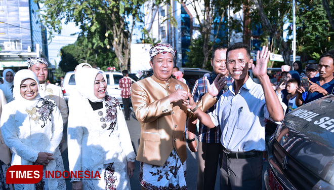 Bupati Lamongan Fadeli memberikan kunci mobil dalam pembagian Mobil Sehat saat puncak peringatan Hari Jadi Lamongan (HJL) ke 450 di Alun-alun Lamongan, Minggu, (26/5/2019). (FOTO: Ardiyanto/TIMESIndonesia)