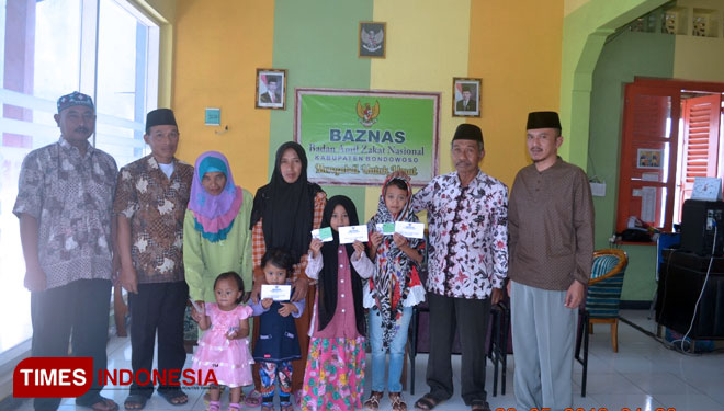 Baznas Santuni Empat Yatim Bersaudara Dengan Kupon Belanja