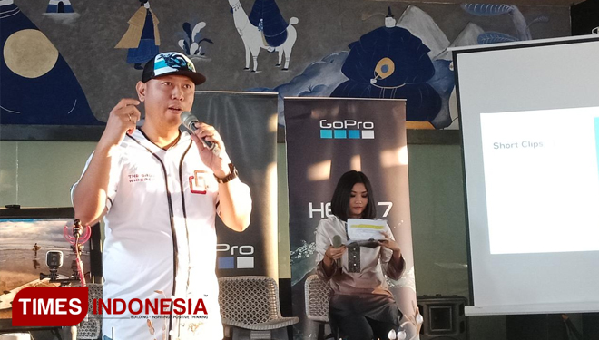 Product Specialist dari Erajaya Benedictus Wijiadi dalam acara media gathering dan buka bersama para vlogger dan media di kawasan Kuningan, Jakarta Selatan, Senin (27/5/2019). (Foto: Rahmi Yati Abrar/TIMES Indonesia)