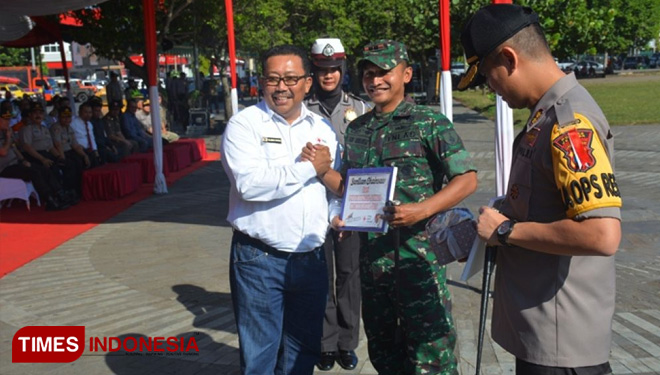 Penyerahan Bantuan Gergaji. (FOTO: AJP/TIMES Indonesia)