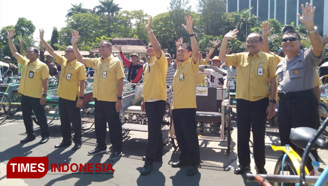 Petrokimia Gresik Delivered some Charity to Thousands of Pedicab Driver