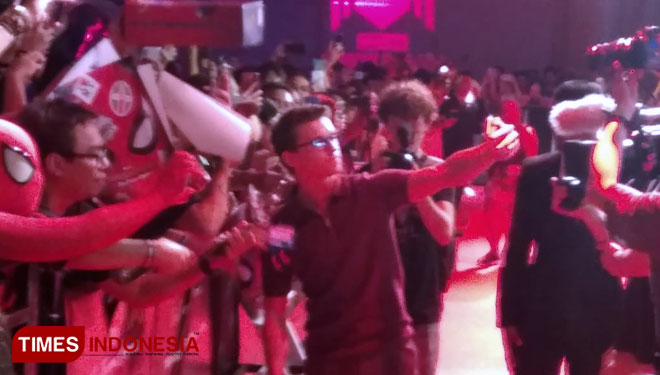 Tom Holland dan Chris Hemsworth Hibur Ratusan Penggemarnya di Bali