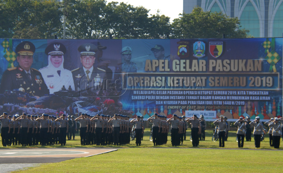 Peserta apel memberikan hormat kepada Inspektur upacara Apel Operasi Ketupat Semeru 2019 di Lapangan Upacara Mapolda Jatim. (FOTO:Adhitya Hendra/TIMES Indonesia)