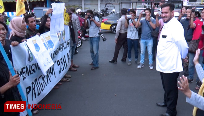 Aksi-demo-mahasiswa-di-depan-sekretariat-Pemkot-Probolinggo-b.jpg