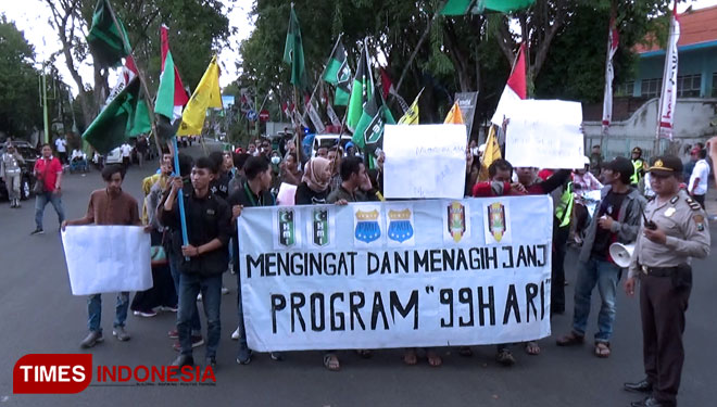 Aksi demo mahasiswa di depan sekretariat Pemkot Probolinggo. (FOTO: L. Hidayat for TIMES Indonesia)