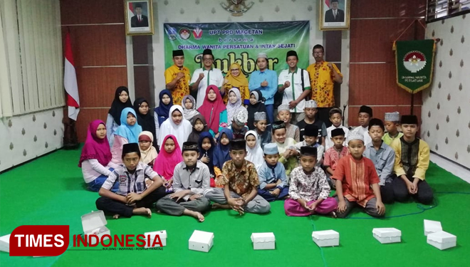 Buka bersama dan bagi takjil merupakan salah satu kegiatan NU Care Lazisnu Karas saat bulan Ramadhan. (Foto: Ririn WN/TIMESIndonesia)