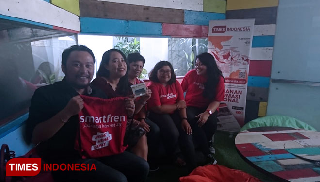 Dian Alfonsa Yosephina Community Development Smartfren (paling kiri) Saat berkunjung ke Kantor Times Indonesia Biro Bali (foto:kadek adi/TIMES Indonesian) 