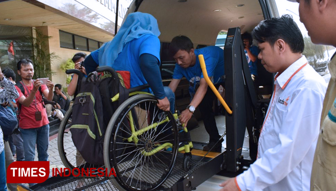 Penyadang disabiitas ketika naik ke mobil milik Kemensos RI dalam program mudik aman oleh Lazismu dan YBM PLN di Jakarta. (FOTO: Nazhori Author/TIMES Indonesia)