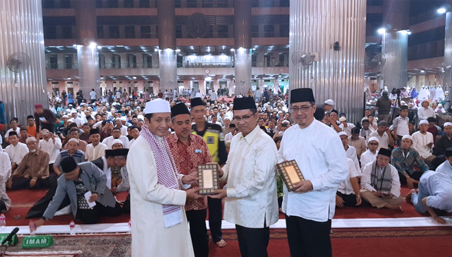 Yayasan Muslim Sinar Mas Saleh Husin setelah menyerahkan mushaf Alquran kepada Imam Besar Masjid Istiqlal, KH Nasaruddin Umar (FOTO: Istimewa)