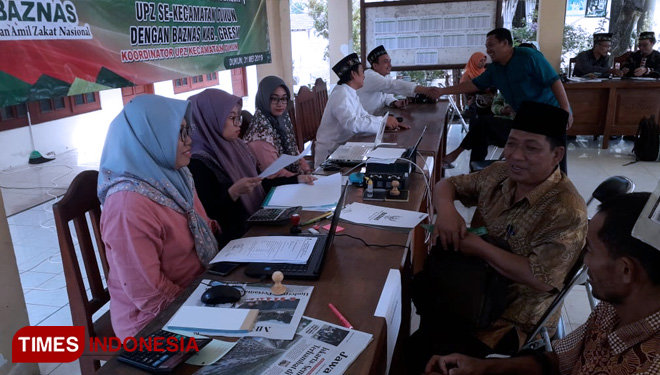 Aktivitas pengumpulan zakat di Kecamatan Dukun Gresik. (FOTO: Akmal/TIMES Indonesia)