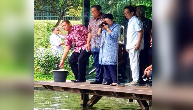 Direktur Sido Muncul Irwan Hidayat (Kemeja putih) bersama Almarhumah Ibu Ani Yudhoyono dan Pak SBY. (FOTO: Istimewa)