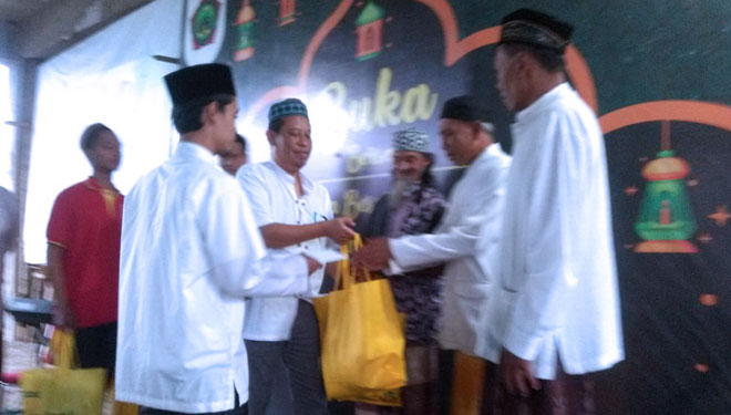 Regional Corporate Manager Alfamart M. Faruq Asrori (bercelana) menyerahkan bingkisan ke takmir masjid Darussalam. (foto: istimewa)