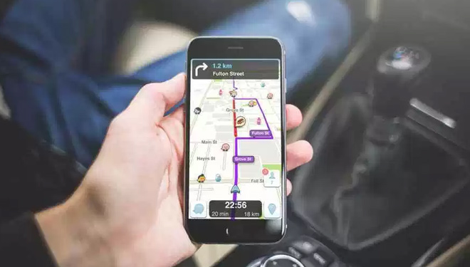 ILUSTRASI - Menggunakan Aplikasi Waze saat dalam Perjalanan. (FOTO: Coolkas)