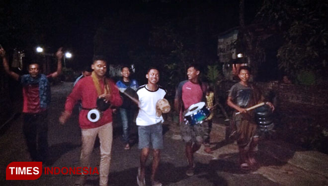 Pemuda Desa Turi Kabupaten Magetan saat berkeliling kampung membangunkan sahur menggunakan alat musik seadanya. (Foto: M Kilat Adinugroho/TIMES Indonesia)