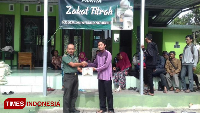 Kodim 0818 Menyalurkan Zakat Fitrah Ke Pada Warga Yang Membutuhkan