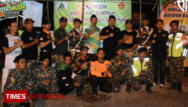 Banser Klaten turut membantu pemudik di Posko Mudik Banser. (foto: gp ansor for times indonesia)