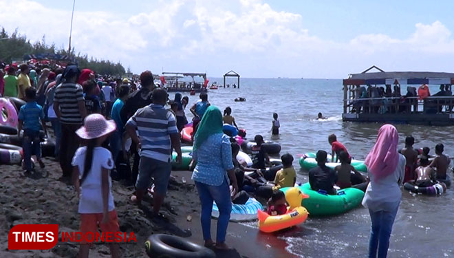 Libur Lebaran Pantai Duta Probolinggo Dipenuhi Wisatawan Times Indonesia