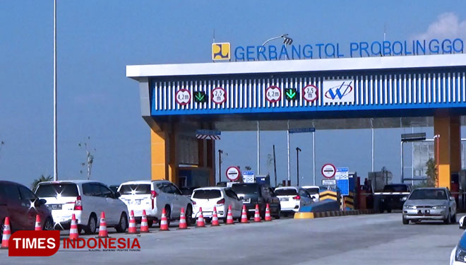 Antrean Kendaraan Arus Balik Padati Pintu  Gerbang  Timur  Antrean Kendaraan Arus Balik Padati Pintu  Gerbang  Timur