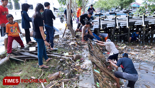 20 personel komunitas peduli sampah membersihkan sungai yang dipenuhi sampah, Sabtu (8/6/2019). (Foto: Saipul For Times Indonesia)