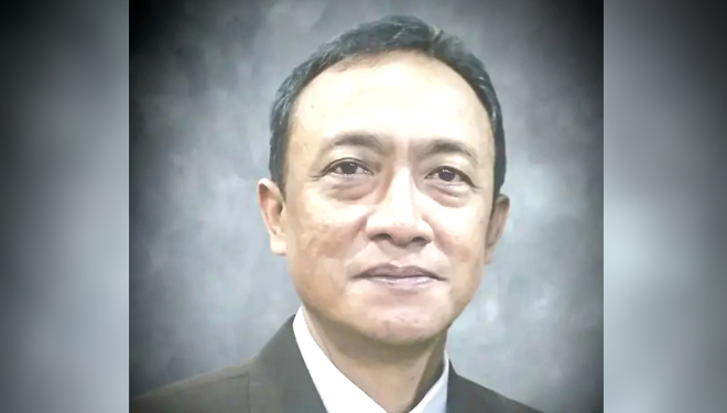 Wakil Ketua Pengadilan Negeri Wates Kulon Progo DIY, Iwan Anggoro Warsita SH M.Hum dan buku karyanya. (FOTO: Dok. Pribadi/TIMES Indonesia)