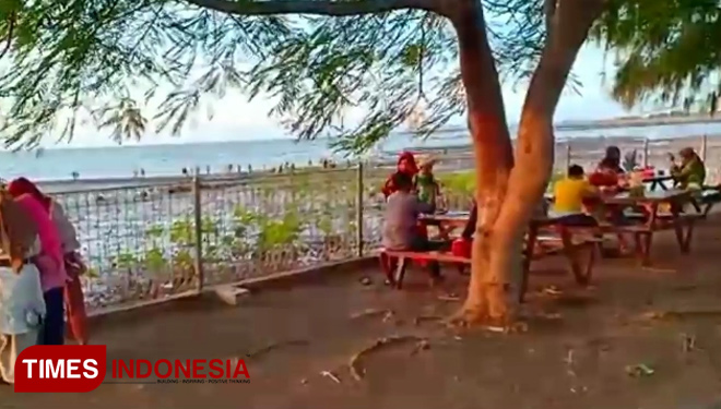 Asiknya Bersantai Ria Di Pantai Bohay Probolinggo Pada Momen