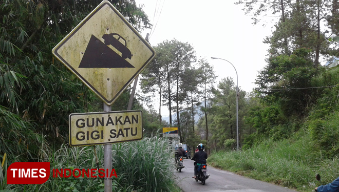 Jalan alternatif Klemuk yang begitu tajam tetap membuat pengguna jalan memilihnya. (FOTO: Muhammad Dhani Rahman/TIMES Indonesia)