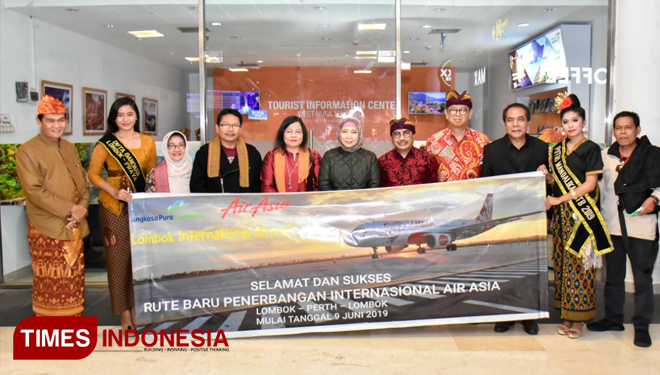 Suasana peresmian maskapai Air Asia rute penerbangan Lombok-Australia di Bandara di Bandara Internasional Lombok (BIL),  Lombok Tengah, Minggu (9/6/2819) malam.(FOTO:  Humas Pemprov NTB) 
