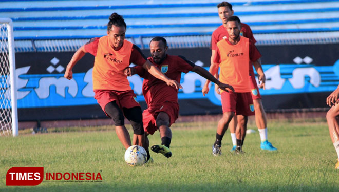 Pemain Persela Lamongan kembali menjalani latihan rutin di Stadion Surajaya Lamongan, setelah libur Lebaran, Senin (10/6/2019). (FOTO: MFA Rohmatillah/TIMES Indonesia)