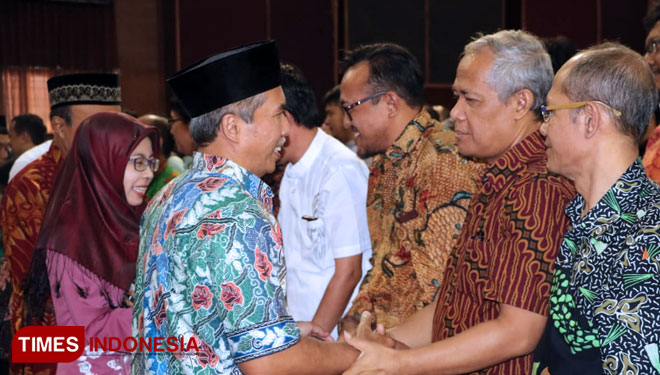 Rektor Universitas Jember Moh. Hasan saat menyalami tamu dalam acara Halal Bi Halal Keluarga Besar Universitas Jember yang digelar di Gedung Soetardjo, Senin (10/6/2019). (FOTO: Humas UNEJ for TIMES Indonesia)