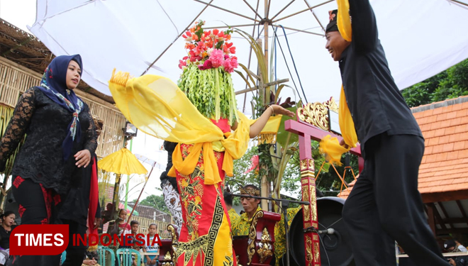 Ritual Adat Tari Seblang Olehsari di Desa Olehsari, Kecamatan Glagah, Banyuwangi. (foto: Roghib Mabrur)