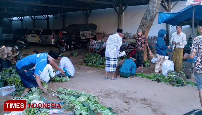 Pedagang bibit tembakau tampak sibuk melayani pembeli di pasar tradisional waru Kabupaten Pamekasan.(Foto: Akhmad Syafi'i/TIMES Indonesia)