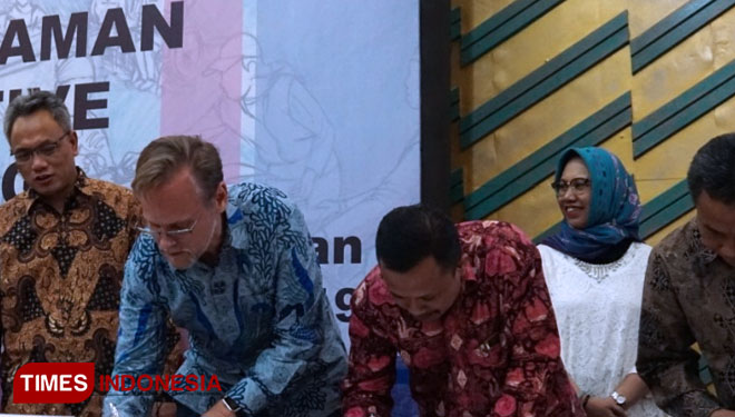 Penandatanganan nota kesepahaman Konsorsium Kuliah Kerja Nyata (KKN) dengan USAID Mitra Kunci Initiative di Kemenristekdikti, Jakarta. (Foto: Ivan Iskandaria/TIMES Indonesia).