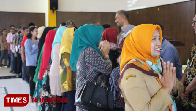 Para peserta acara halal bihalal keluarga besar Polbangtan Malang tengah bersalam-salaman, Selasa (11/6/2019) di aula Sasana Giri Sabha. (FOTO: Ferry/TIMES Indonesia)