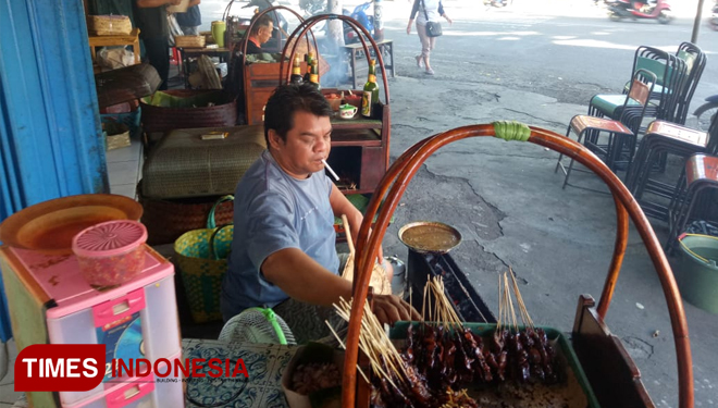 Harmawan penjual sate ngepos. (Foto : Evita Mukharomah / Times Indonesia.co.id)