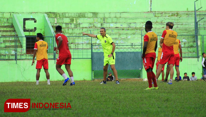 Pelatih Arema FC, Milomir Seslija mendisiplinkan pemain untuk latihan 2x sehari jelang Liga Shoppe 2019. (FOTO: Tria Adha/TIMES Indonesia)