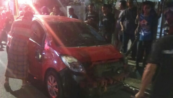 Toyota Yaris rusak parah di bagian depan usai menabrak pengendara motor hingga tewas di lokasi kejadian. (FOTO: Istimewa)
