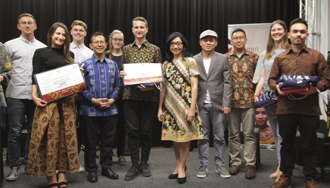 Atase Pendidikan dan Kebudayaan KBRI Berlin dan Istri Dubes RI berfoto bersama juri dan peserta lomba.