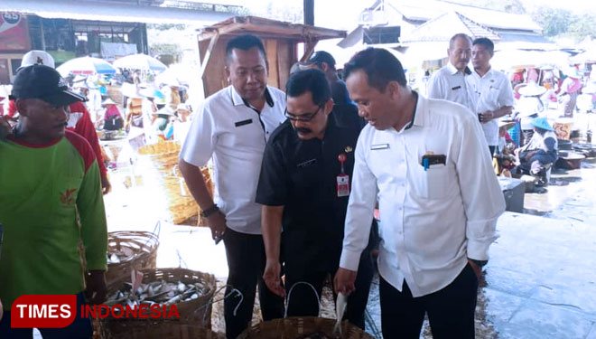 Kepala Disperindag Lamongan, M. Zamroni bersama Kepala Disperindag Jatim melakukan sidak di Pasar Ikan Lamongan, Rabu (12/6/2019). (FOTO: MFA Rohmatillah/TIMES Indonesia)