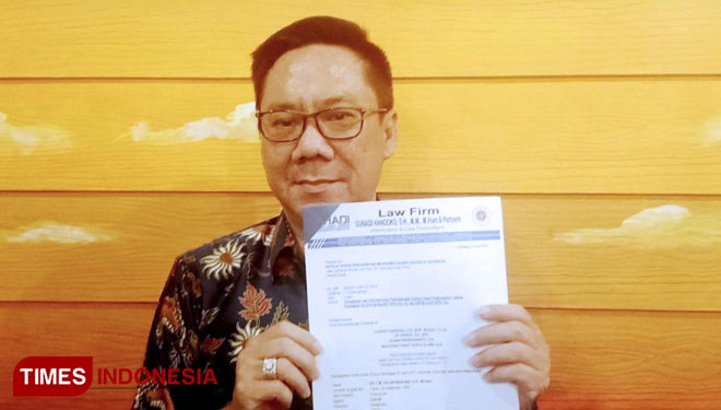 Kuasa hukum FM Valentina, Gunadi Handoko menunjukkan surat pengaduan dan permohonan perlindungan hukum ke Badan Pengawasan Mahkamah Agung RI. (FOTO: Ferry/TIMES Indonesia)